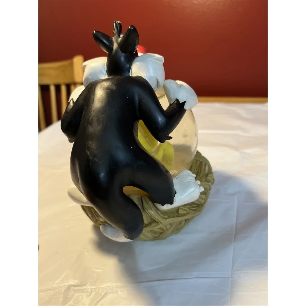 1995 Warner Bros Looney Tunes Sylvester & Tweety Bird Large Snow Globe